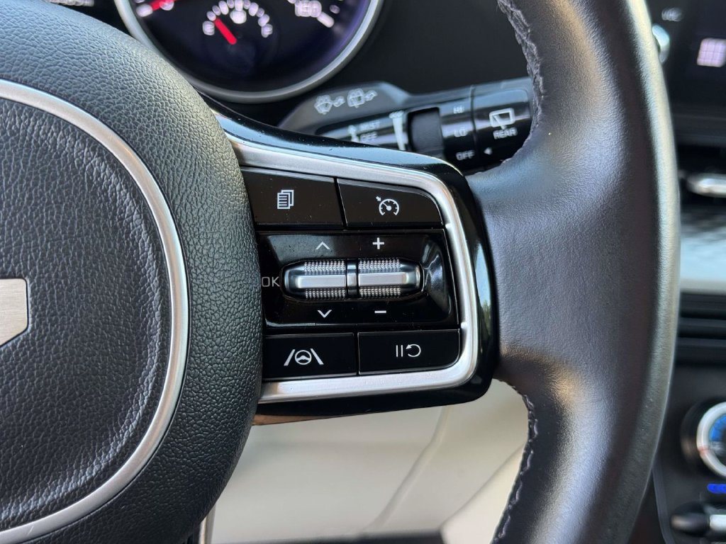 Used 2022 Kia Carnival LX FWD image 12