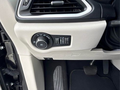 Used 2023 Chrysler Pacifica Touring-L FWD image 23