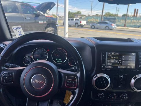 Used 2015 Jeep Wrangler Unlimited Sahara w/ Connectivity Group AWD/4WD image 12