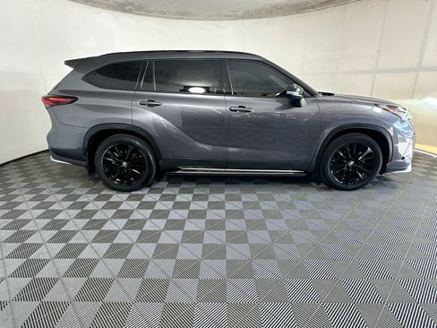 Used 2024 Toyota Highlander XSE FWD image 2