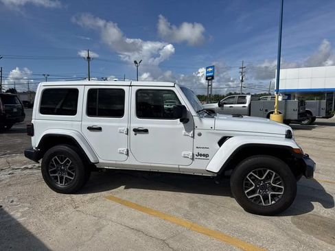 Used 2024 Jeep Wrangler Unlimited Sahara AWD/4WD image 6