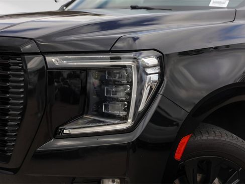 Used 2021 GMC Yukon Denali w/ Denali Premium Package image 3