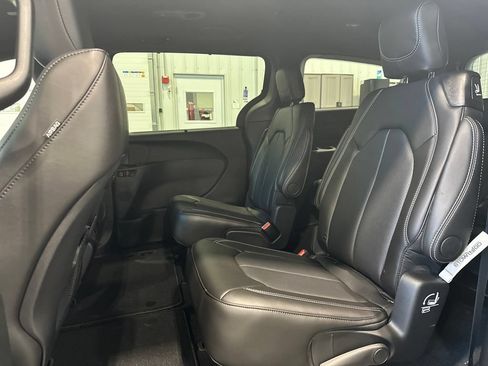 New 2027 Chrysler Pacifica Select AWD/4WD image 25