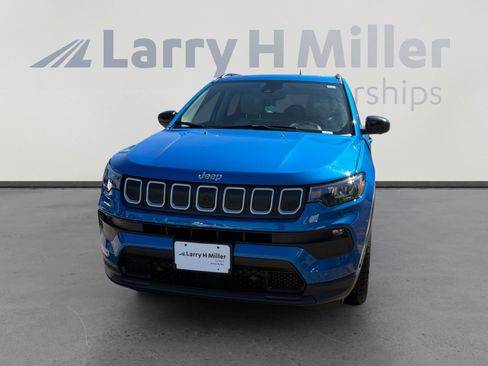Used 2022 Jeep Compass Latitude w/ Sun and Sound Group AWD/4WD image 8