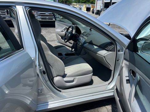 Used 2009 Toyota Camry LE FWD image 9