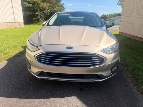 Used 2019 Ford Fusion SE w/ Equipment Group 151A FWD image 4