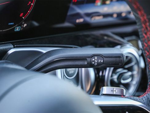 Used 2024 Mercedes-Benz GLB 250 4MATIC image 23