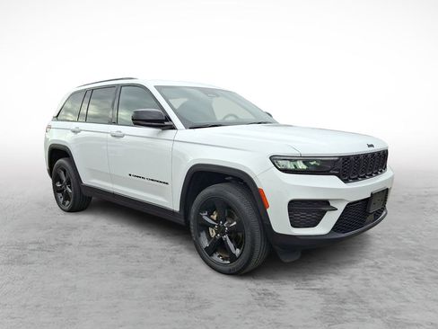 Used 2023 Jeep Grand Cherokee Altitude image 6