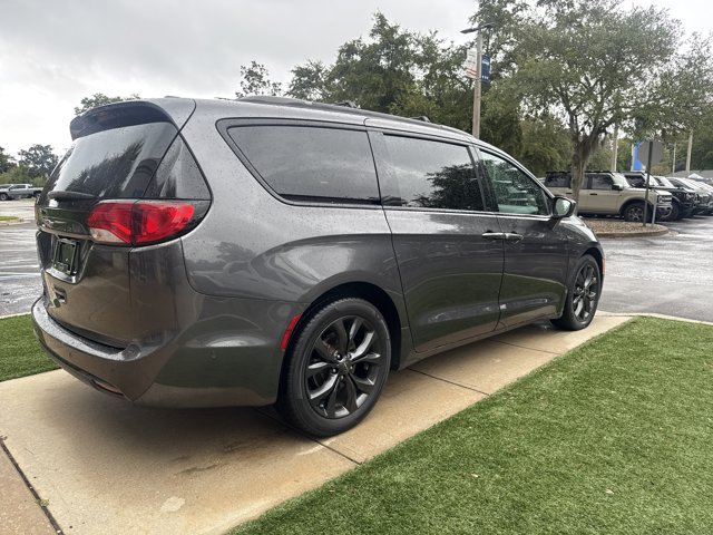 Used 2020 Chrysler Pacifica Touring-L Plus FWD image 3