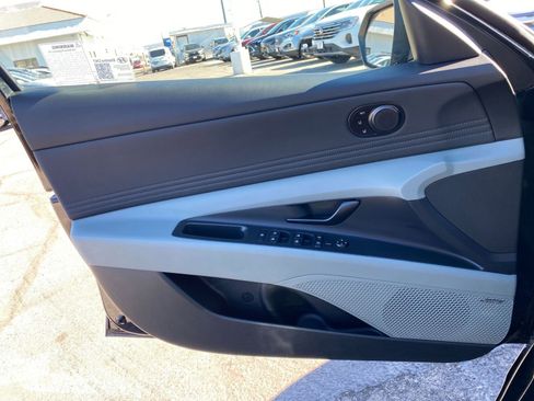 Used 2025 Hyundai Elantra Limited image 20