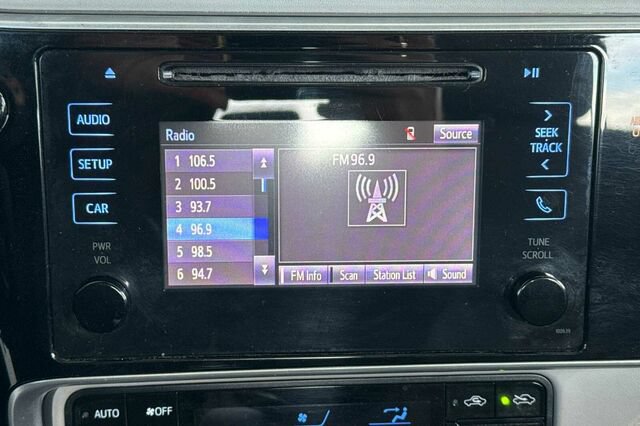 Used 2017 Toyota Corolla LE w/ Carpet Mat Package (TMS) FWD image 17