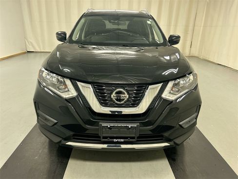 Used 2019 Nissan Rogue SV image 3