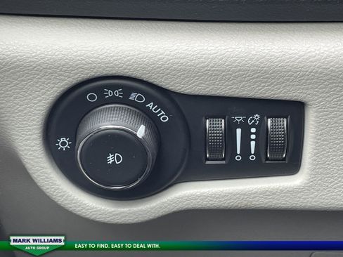 Used 2024 Chrysler Pacifica Touring-L image 25