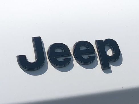 Used 2023 Jeep Grand Cherokee Limited w/ Black Appearance Package AWD/4WD image 13