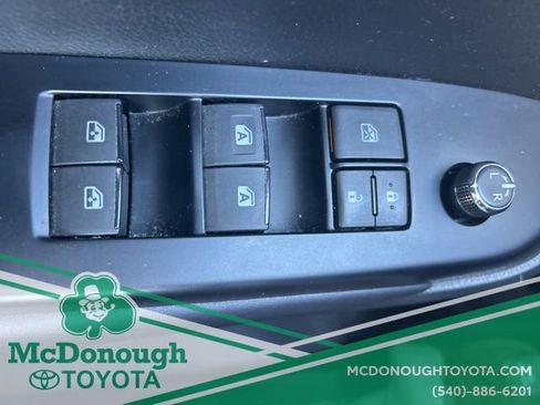 Used 2018 Toyota Highlander XLE image 16