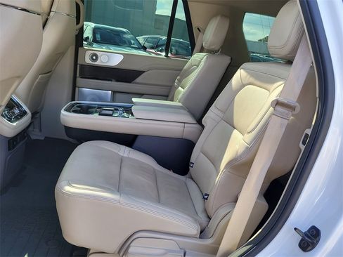 Used 2021 Lincoln Navigator Reserve image 12