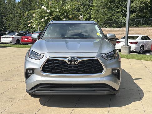 Used 2023 Toyota Highlander Limited FWD image 2