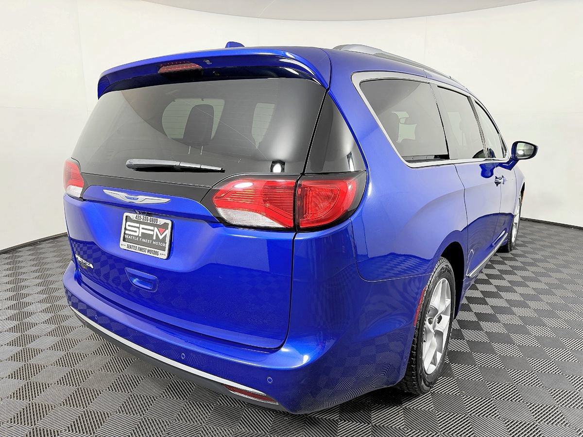 Used 2018 Chrysler Pacifica Touring-L w/ Tire & Wheel Group FWD image 8