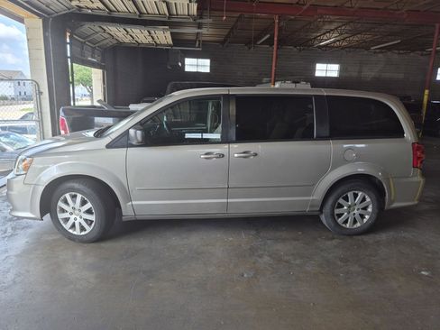 Used 2014 Dodge Grand Caravan SE w/ Quick Order Package 29E SE FWD image 2