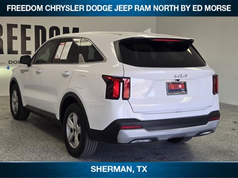 Used 2024 Kia Sorento LX image 4
