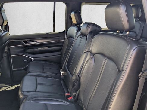 Used 2024 Jeep Wagoneer Series II w/ Flexible Seating Group AWD/4WD image 19