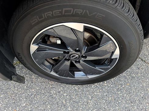 Used 2024 Nissan Rogue SV AWD/4WD image 7