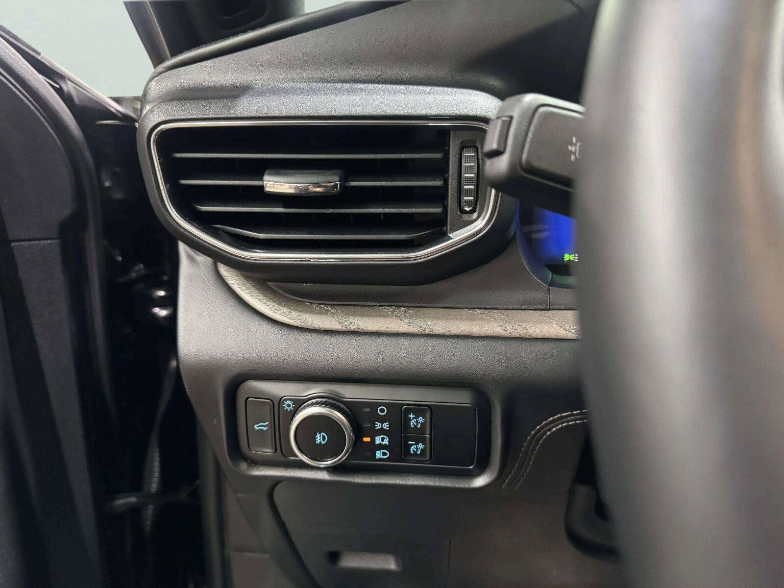 Used 2024 Ford Explorer Platinum w/ Technology Package AWD/4WD image 59