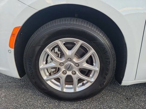 Used 2025 Chrysler Pacifica Select image 9