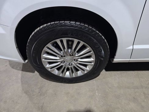 Used 2016 Chrysler Town & Country Touring-L w/ Driver Convenience Group FWD image 20