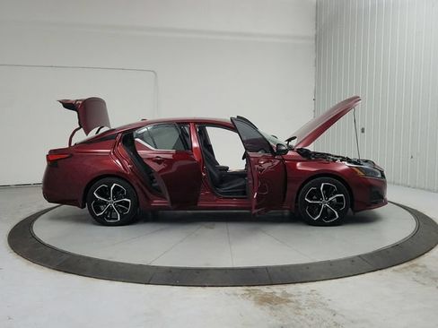 Used 2024 Nissan Altima 2.5 SR w/ SR Premium Package FWD image 17