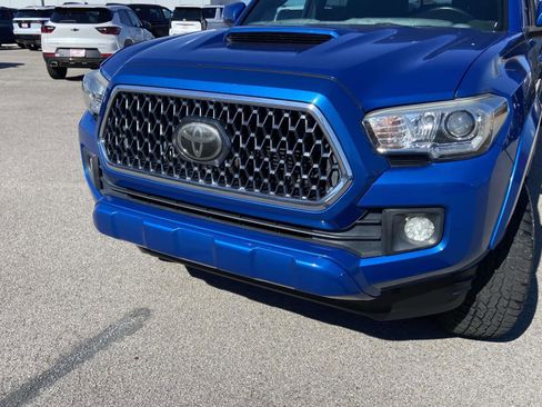 Used 2018 Toyota Tacoma SR image 24