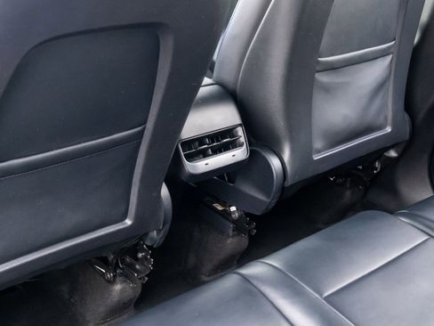 Used 2022 Tesla Model Y Long Range image 16