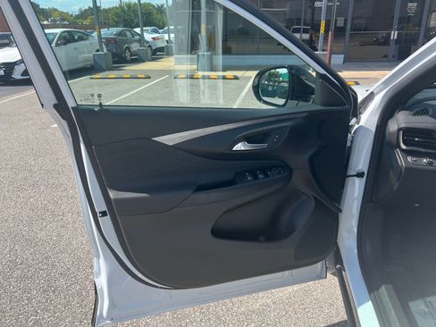 Used 2025 Buick Envista Sport Touring image 20