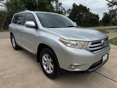 Used 2013 Toyota Highlander Plus FWD image 1