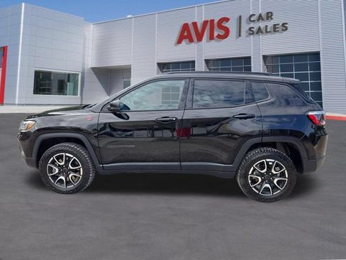 Used 2025 Jeep Compass Trailhawk AWD/4WD image 11