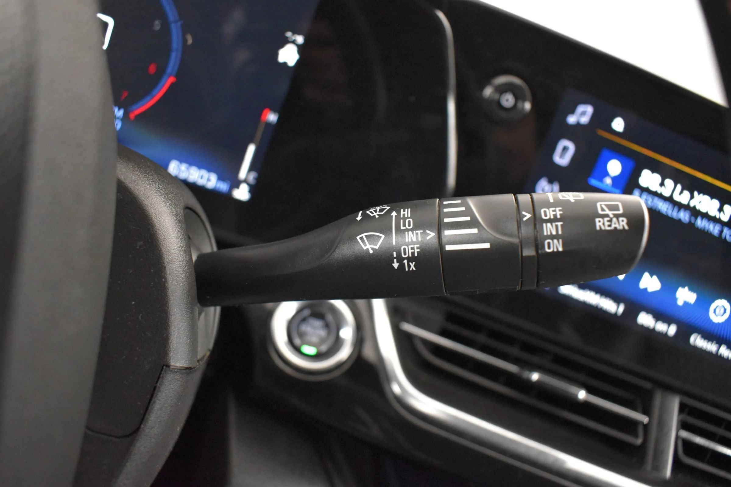 Used 2025 Chevrolet Trax RS FWD image 26
