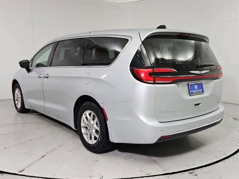 Used 2024 Chrysler Pacifica Touring-L image 4