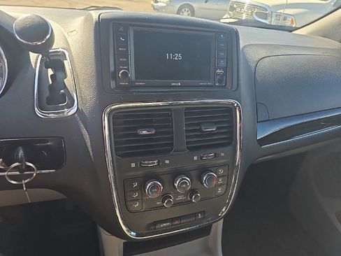 Used 2018 Dodge Grand Caravan SXT image 18