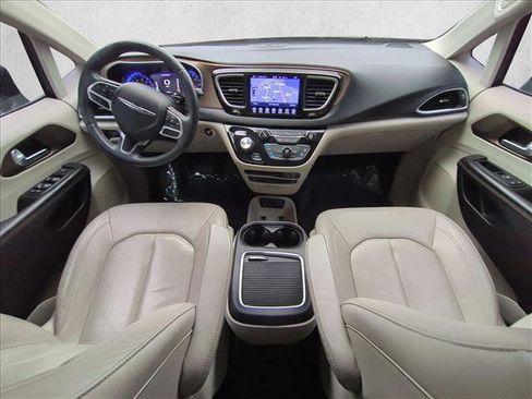 Used 2017 Chrysler Pacifica Touring-L Plus image 17