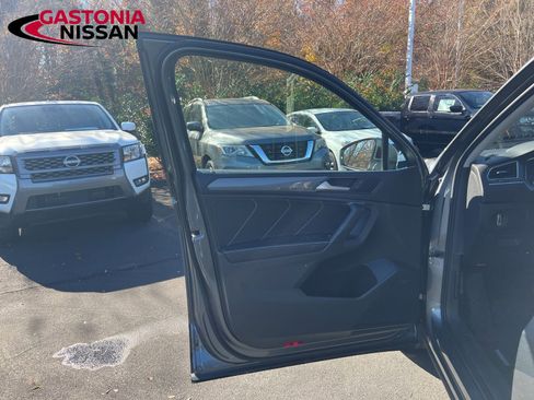 Used 2023 Volkswagen Tiguan SE image 34