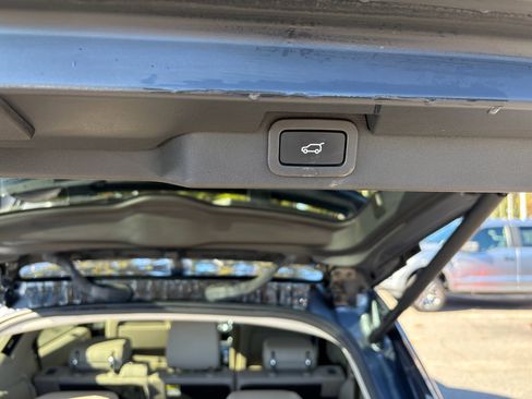 Used 2019 Land Rover Discovery HSE image 10