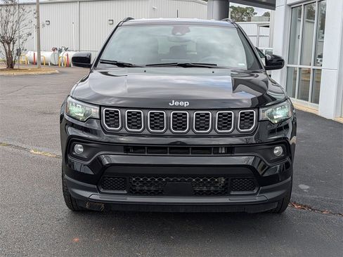 Used 2024 Jeep Compass Latitude image 2