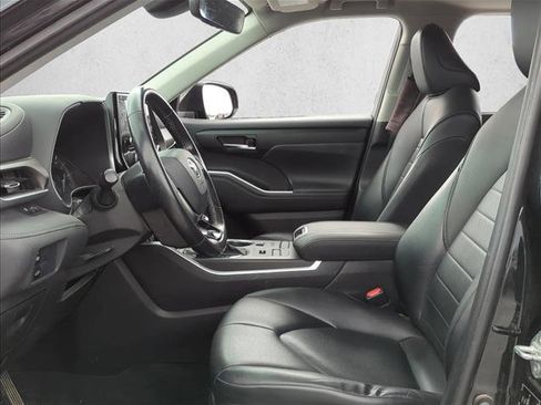 Used 2021 Toyota Highlander XLE image 10