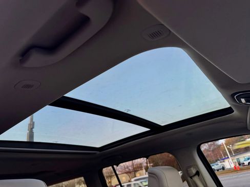 Used 2023 Jeep Wagoneer L Series III w/ Premium Group I image 9