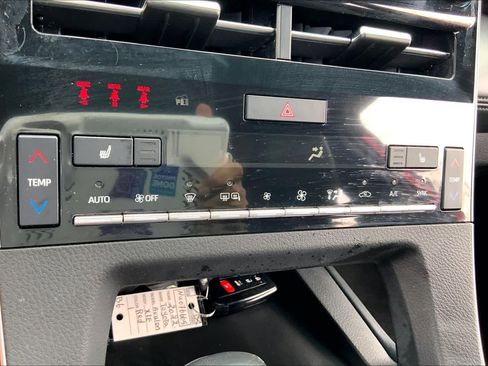 Used 2022 Toyota Avalon XLE w/ Moonroof Package image 32