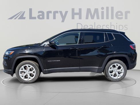 Used 2024 Jeep Compass Latitude AWD/4WD image 2