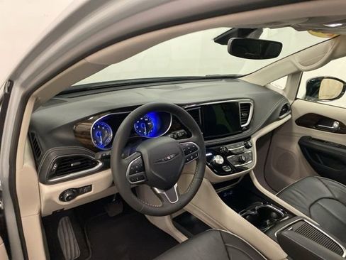 Used 2024 Chrysler Pacifica Limited image 8