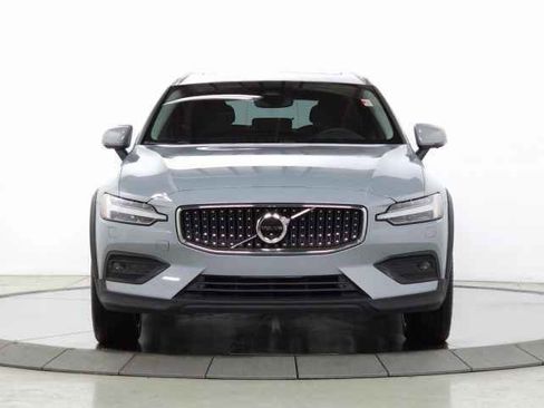 Used 2025 Volvo V60 B5 Cross Country Plus image 2