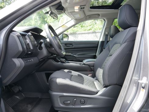Used 2024 Nissan Pathfinder SV w/ SV Premium Package AWD/4WD image 14