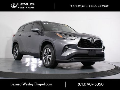 Used 2022 Toyota Highlander XLE AWD/4WD image 1
